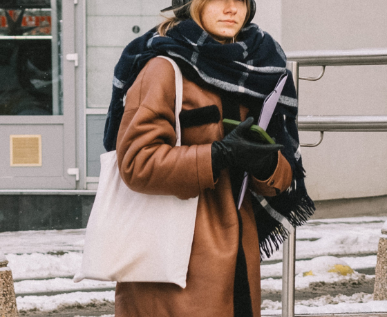 Уличная мода: какие пуховики, шубы и пальто носят модные минчанки в такую холодрыгу