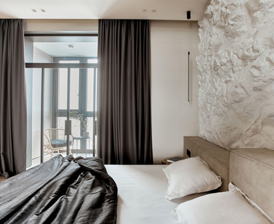 Квартиросъемка: уютная «двушка» для холостяка – со скрытой спальней, дзен-садом и скалой на стене