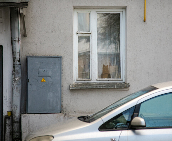В домах – бомбоубежища, на крышах – сирены. Как живется в «партизанской Осмоловке» в Минске
