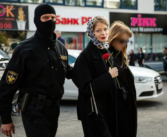 Та самая девушка с женского марша все-таки уехала из Беларуси. «Если не посадили за столько лет, то бояться нечего»