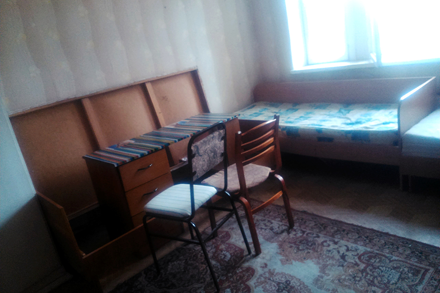 Комната в общежитии без мебели. Старая комната в общежитии. Пустая комната в общежитии. Комната в общаге пустая. Комната в общежитии старинная.