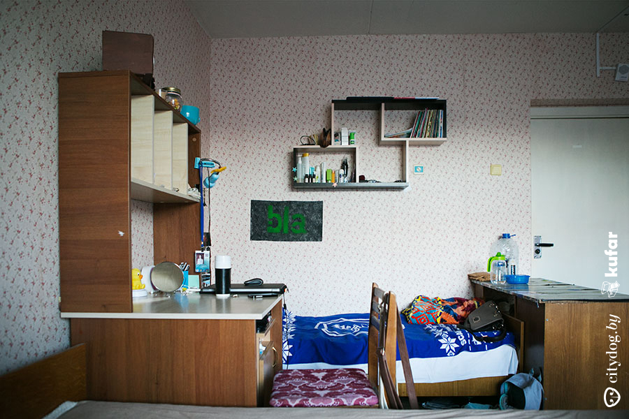 Комнаты в общежитии ульяновск. Комната в общежитии. Комната в студенческом общежитии. Интерьер комнаты в общежитии 12 кв.м. Моя комната в общежитии.