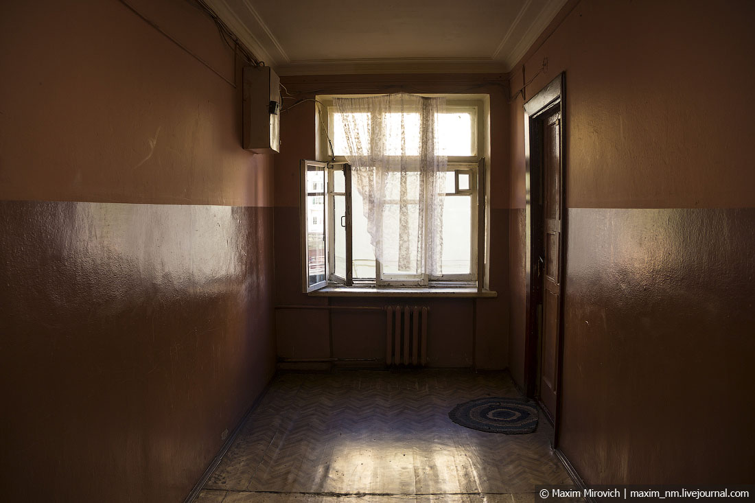 Общежитие комнаты старые. Старая комната в общежитии. Коридор старой общаги. Коридор общежития. Старый коридор общежития.