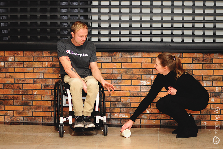 Общения инвалидов знакомства. Общение с инвалидами. Разговор с инвалидом. Общение с инвалидами колясочниками. Общение обычных людей с людьми с ограниченными возможностями.
