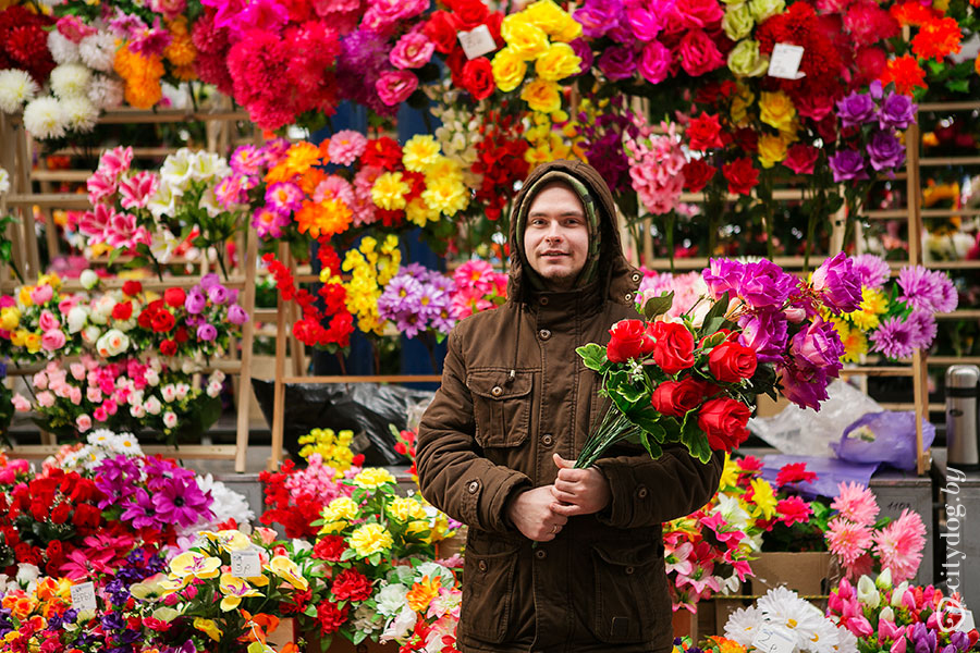 Какими цветами торгуют. Рынок искусственных цветов. Торговля цветами на улице. Торговля искусственными цветами. Продам цветы.