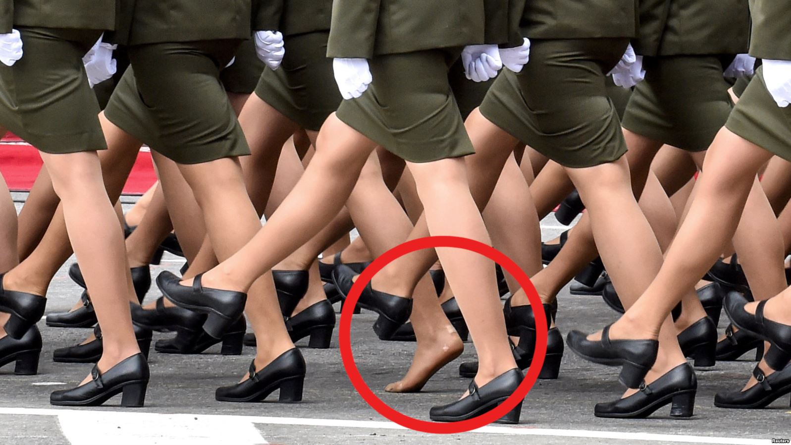 Военные девушки в юбках