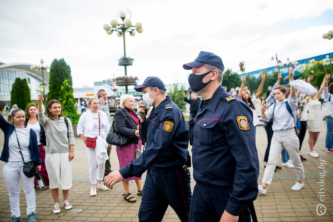 Женщины спасли этот протест». Эти люди живут и работают напротив Комаровки,  где каждую субботу собираются марши - CityDog.io