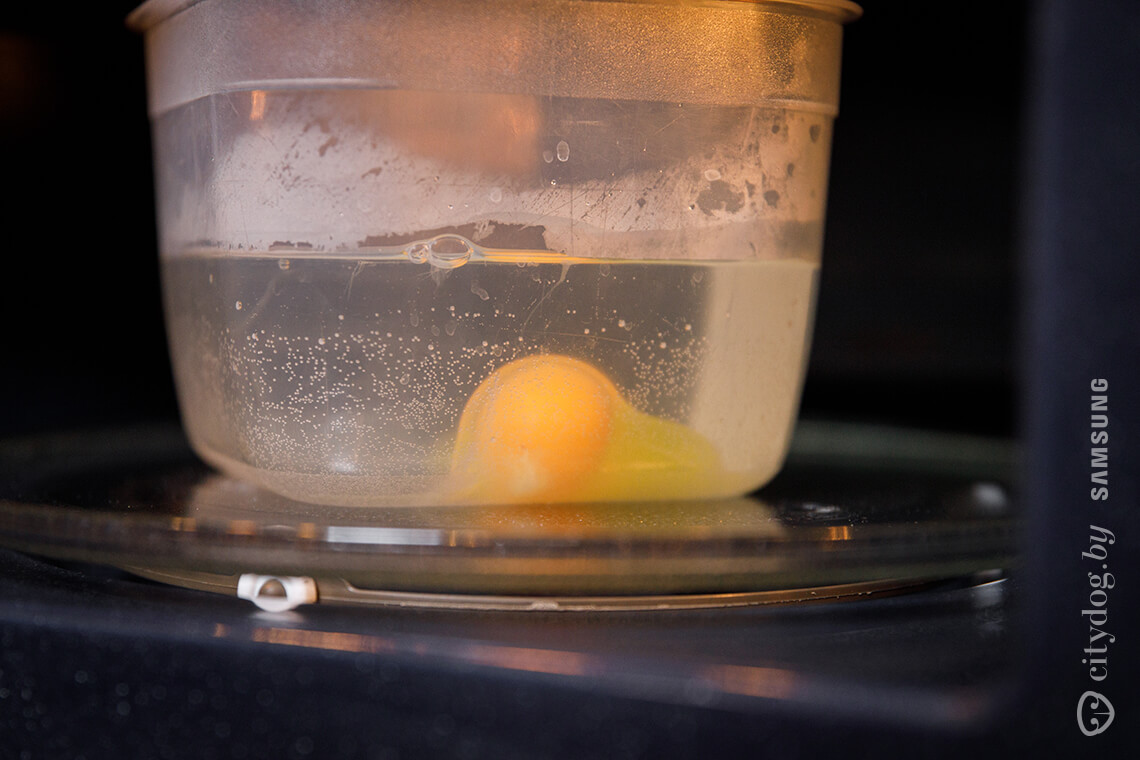 Почему яйца взрываются в микроволновке. Яйцо в микроволновке. Форма для яиц в микроволновке. Жареные яйца в микроволновке. Пашот в микроволновке в стакане с водой.