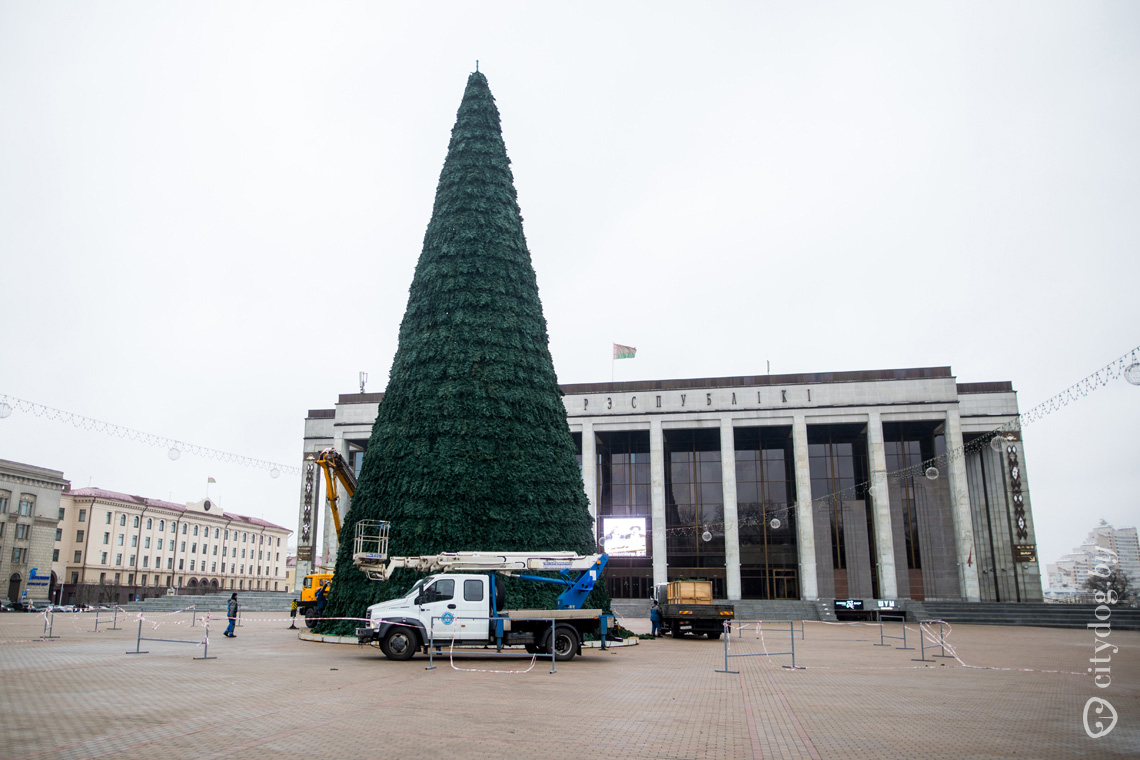 Фотофакт: в Минске продолжают ставить елки (на Немиге уже украсили) -  CityDog.io