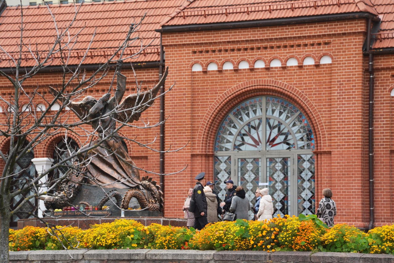 Красный костел в Минске скульптура