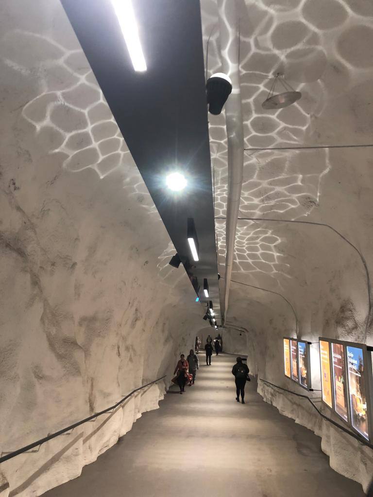 Переход в метро в Хельсинки.