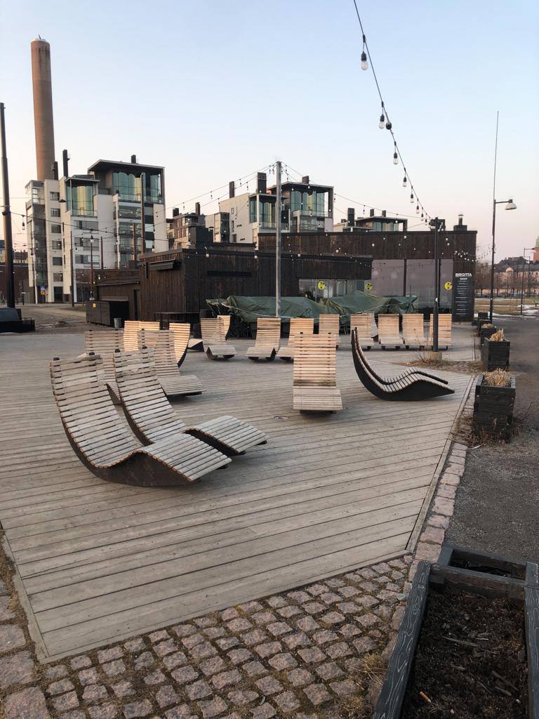 Лежаки на набережной в Хельсинки.