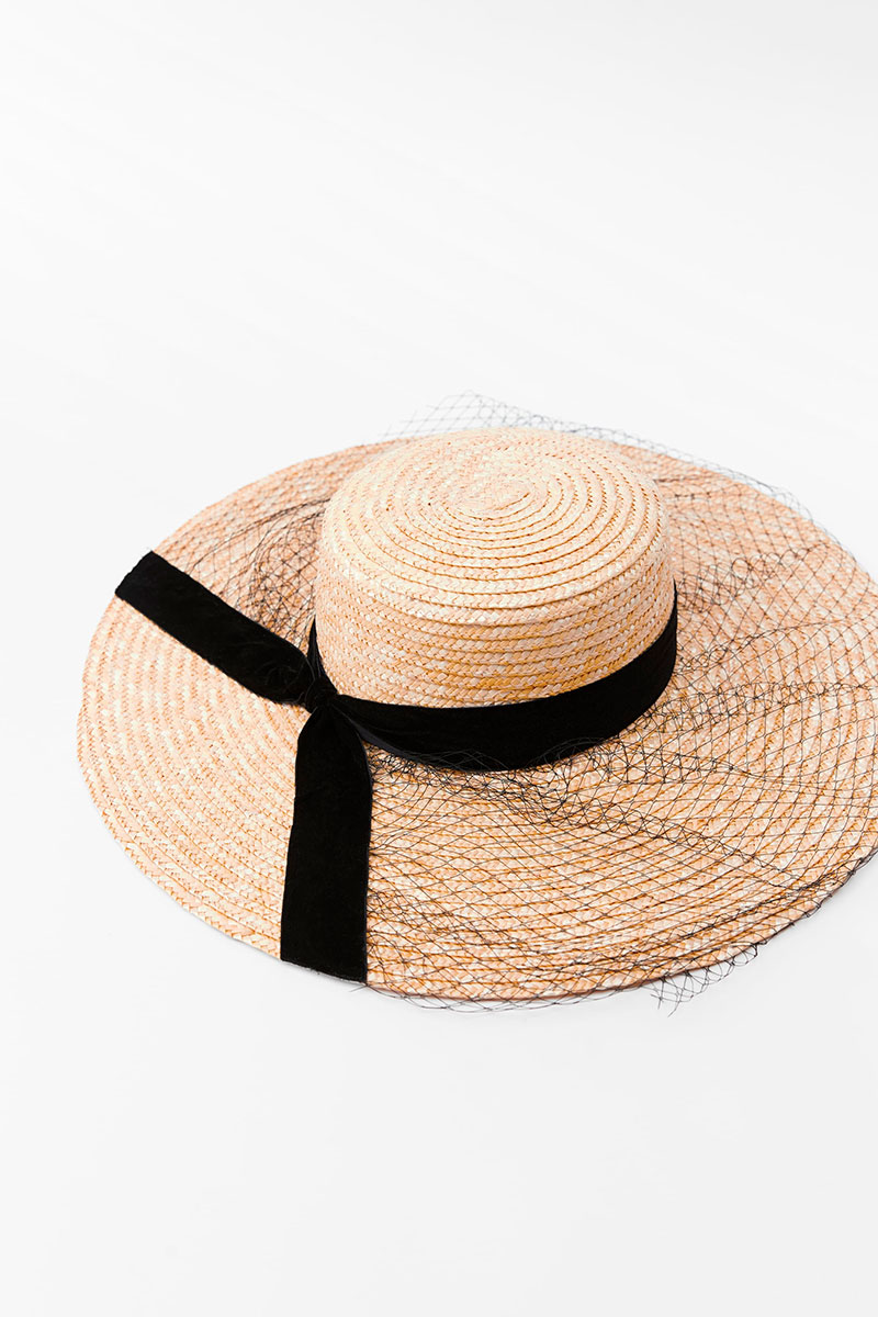 Соломенная шляпа с черным ободком