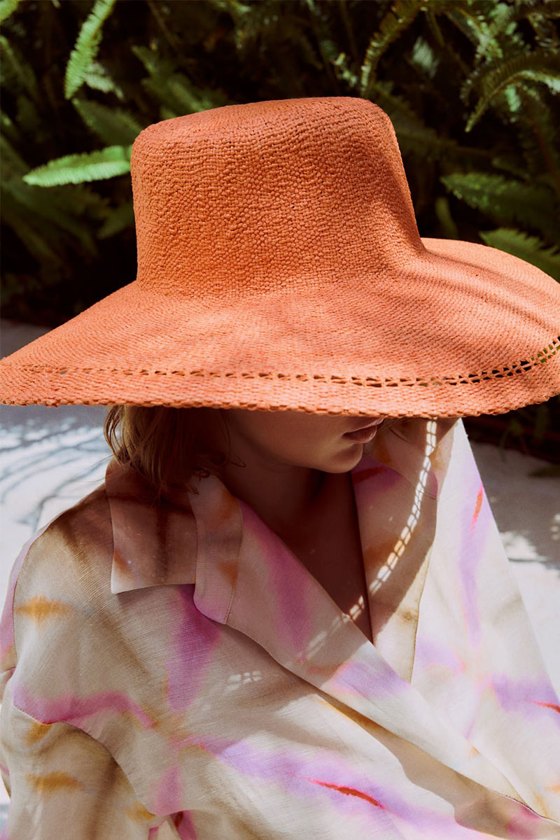 Женщина в большой оранжевой шляпе