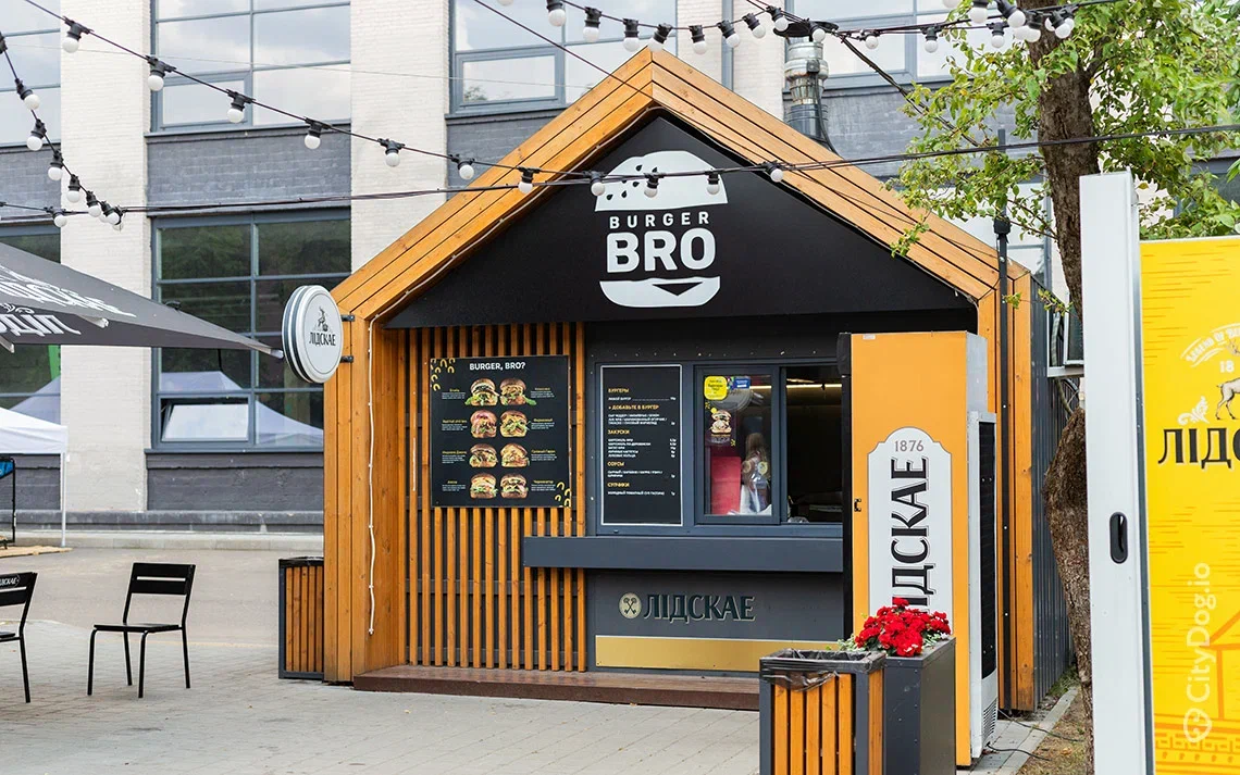 Точка с бургерами на фуд-площадке «Лидбир Двор» в Минске 