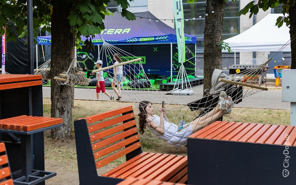 Девушка отдыхает в гамаке на фуд-площадке «Лидбир Двор» в Минске