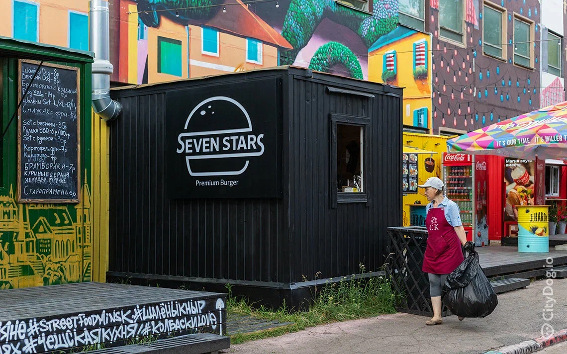 Локация с бургерами на фуд-площадке «Лучшая улица» в Минске