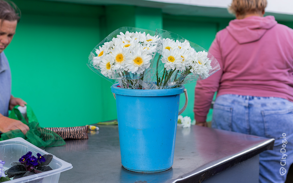 Букеты цветов на Комаровке в Минске.