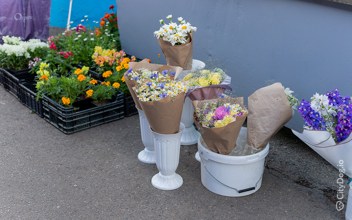 Букеты цветов на Комаровке в Минске.