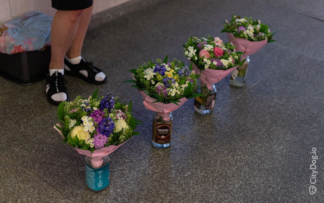 Продают цветы на Каменной Горке в Минске.