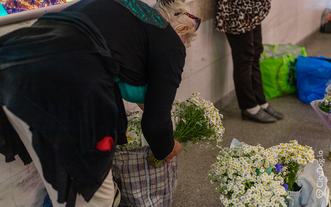 Продают цветы на Каменной Горке в Минске.
