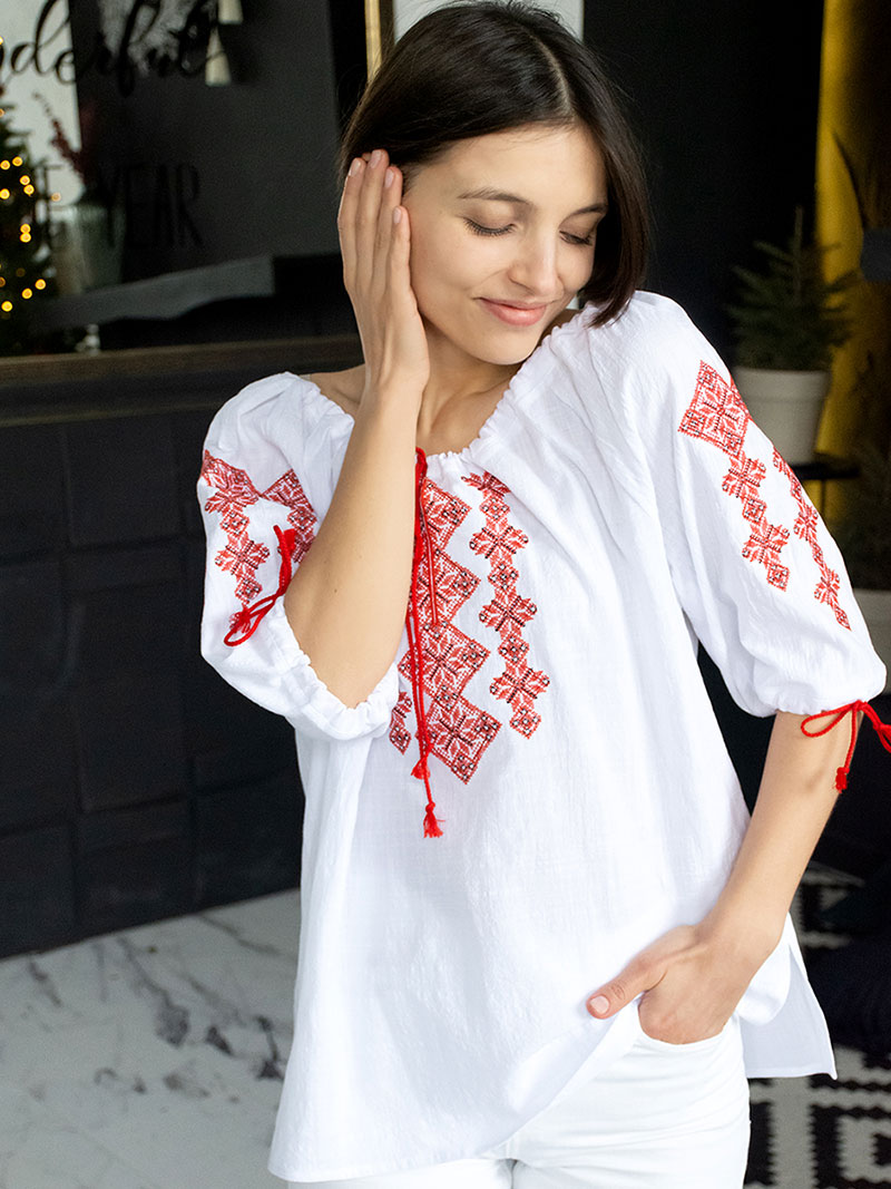 Белая блузка с красной вышивкой "Орнамент"