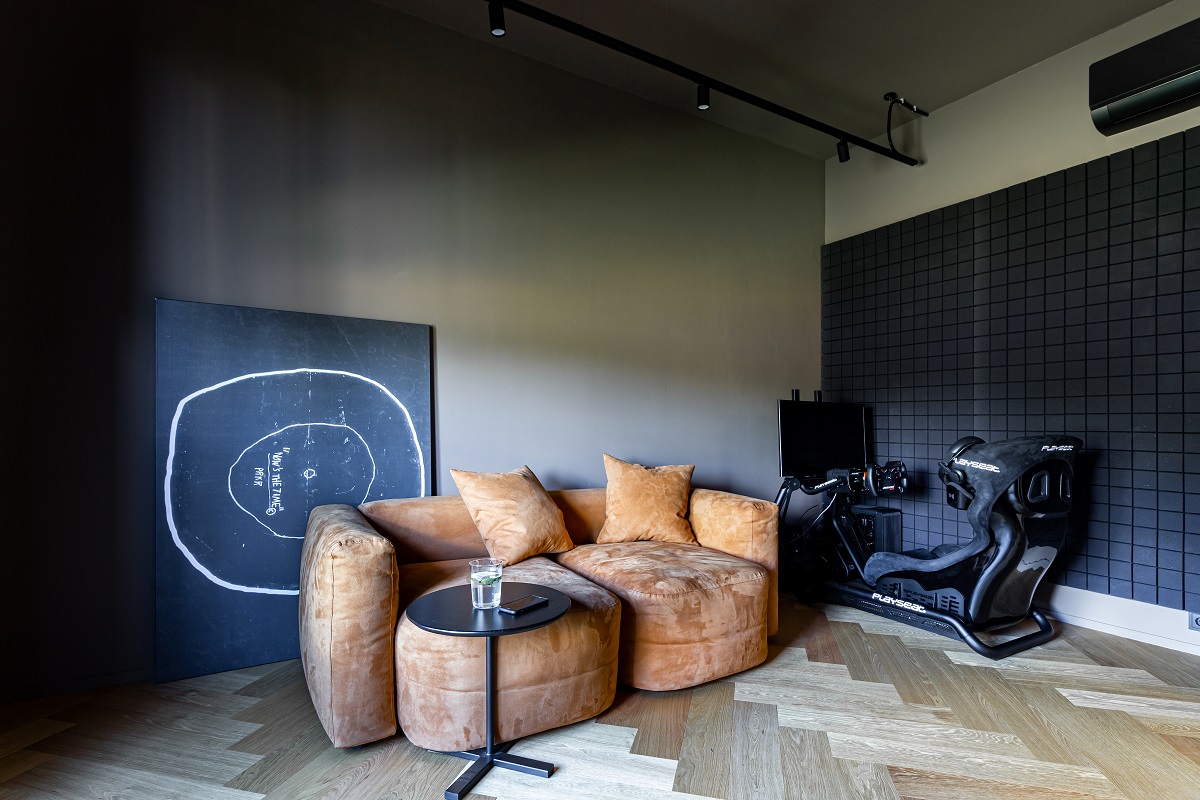 Дизайнерский диван в кабинете дома.