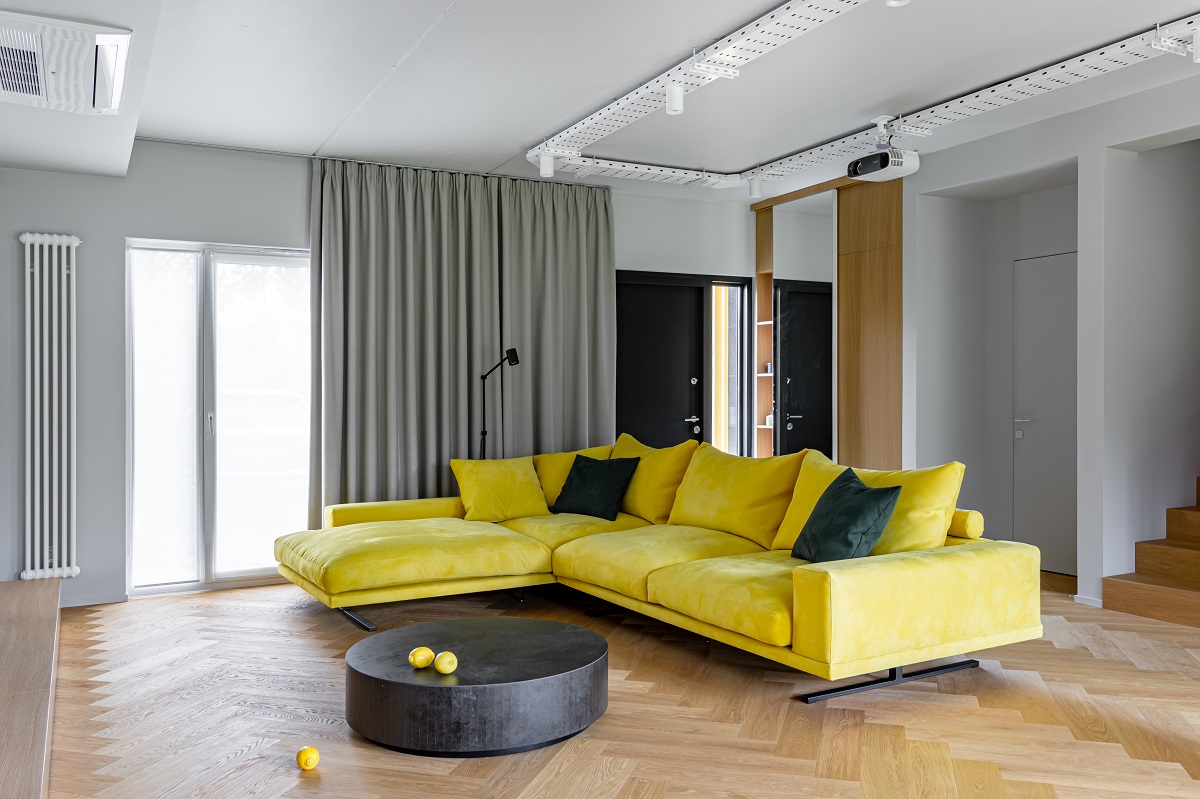 Большой желтый диван в интерьере.