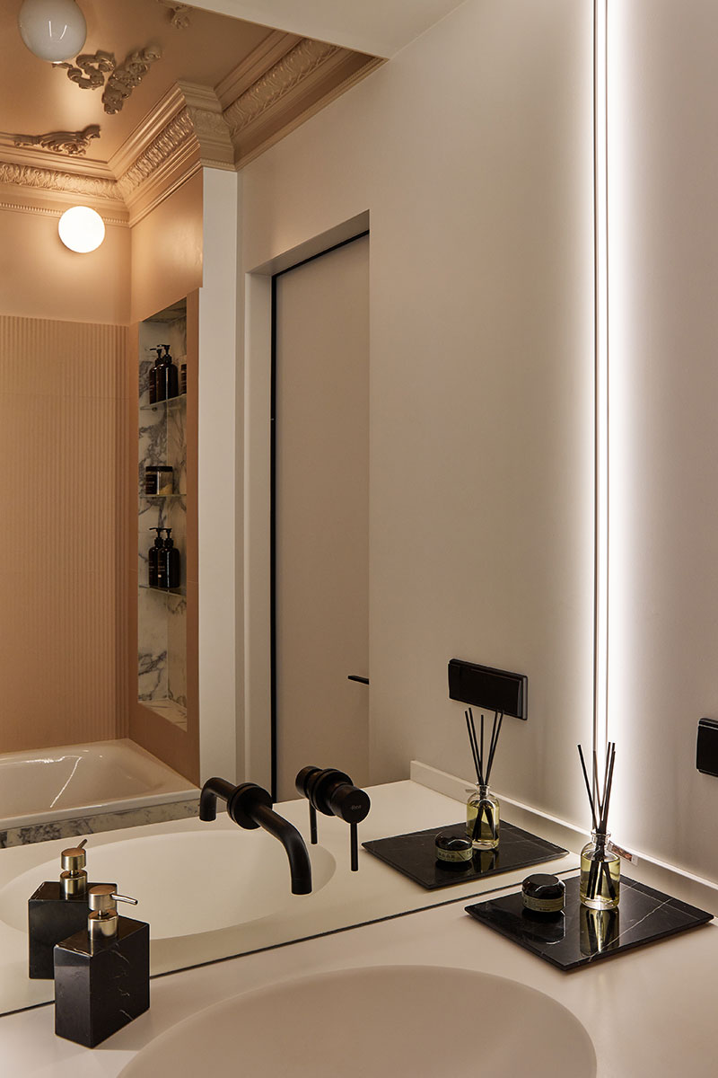 Большое зеркало с подсветкой в ванной комнате