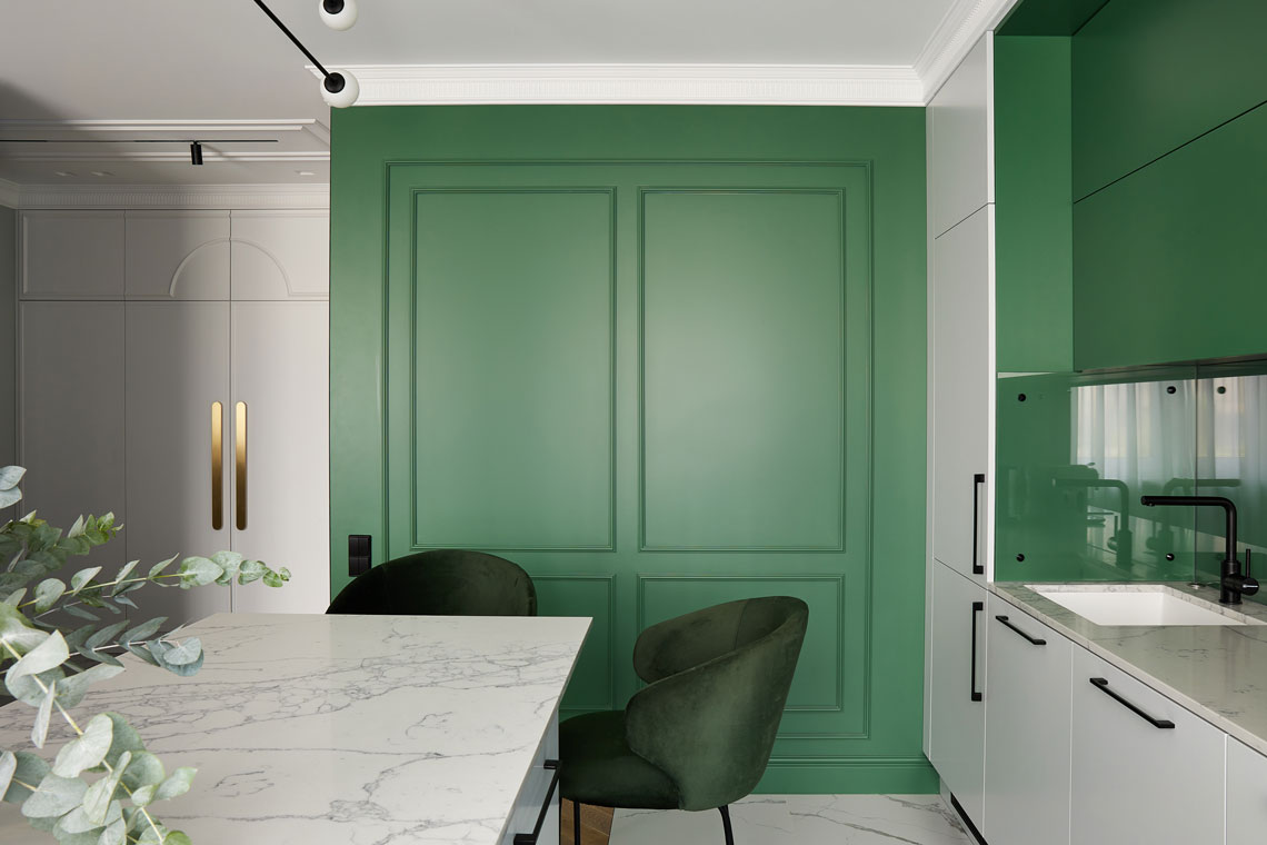 Зеленая стена на кухне
