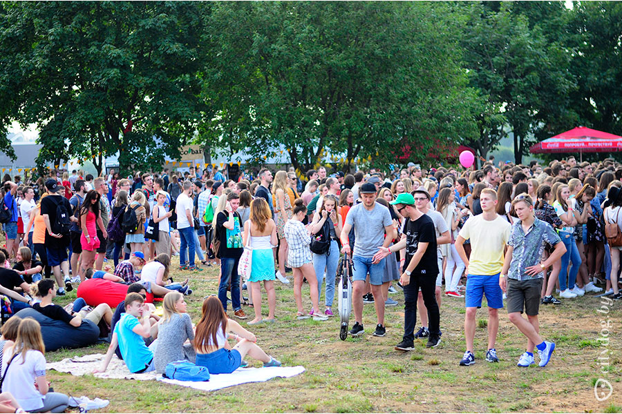Большое количество людей на фестивале в Минске.