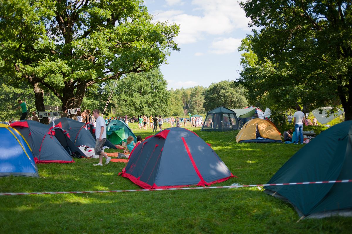 Палаточный лагерь на природе.