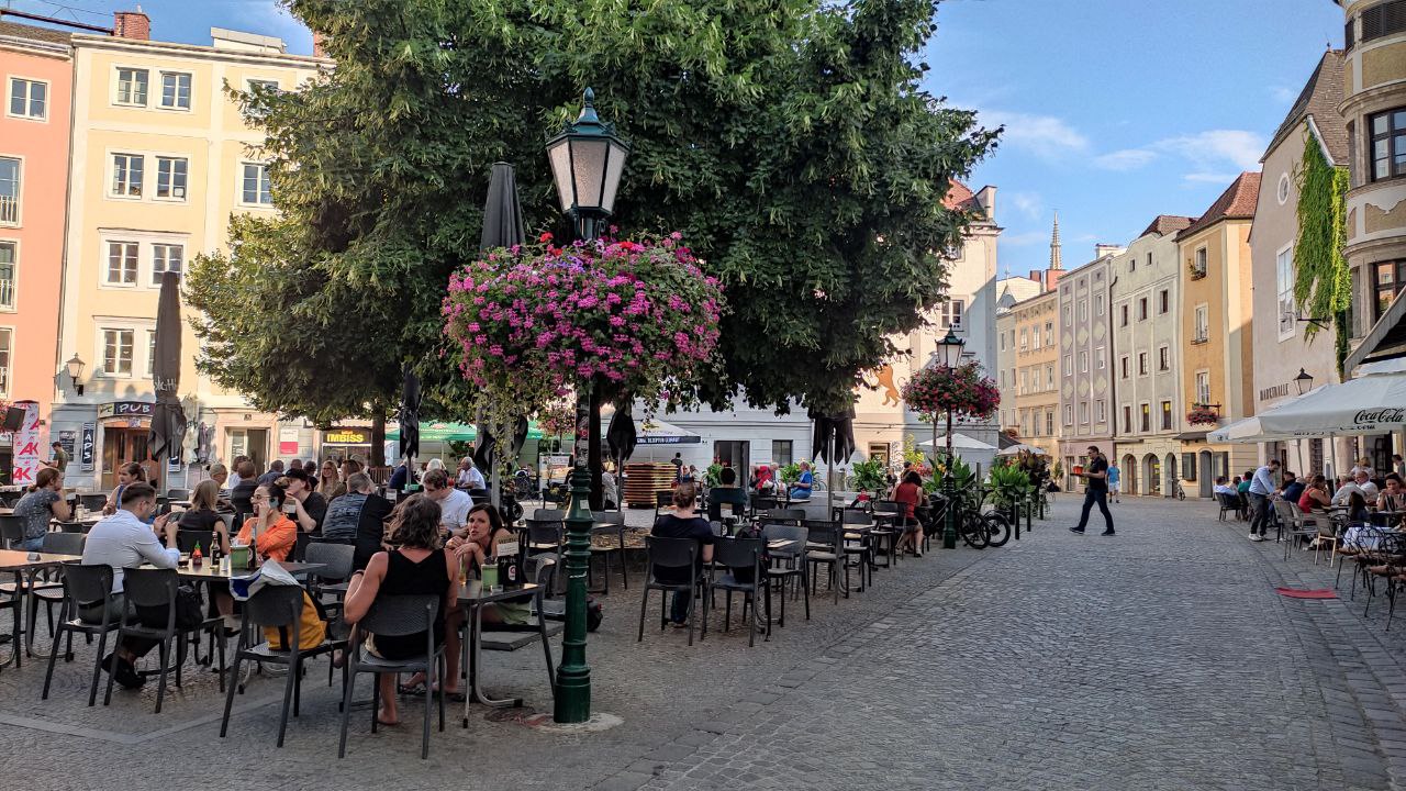Уличное кафе в Австрии, летняя терраса. 
