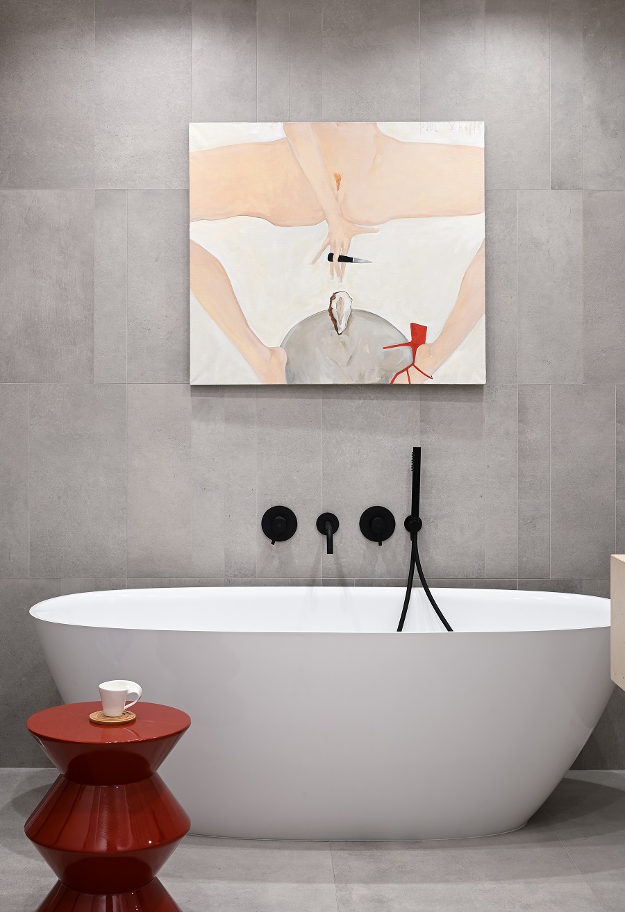 Отдельностоящая ванна и необычная живопись для интерьера.