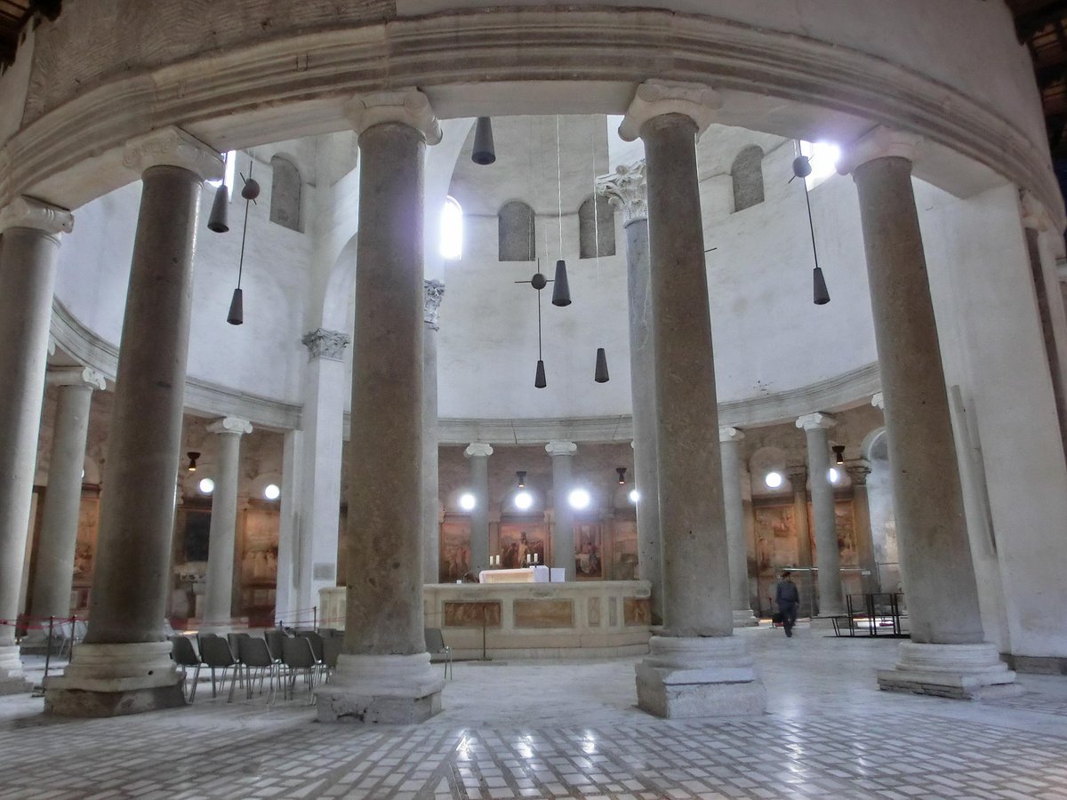 Церковь Санто-Стефано в Риме (V век).