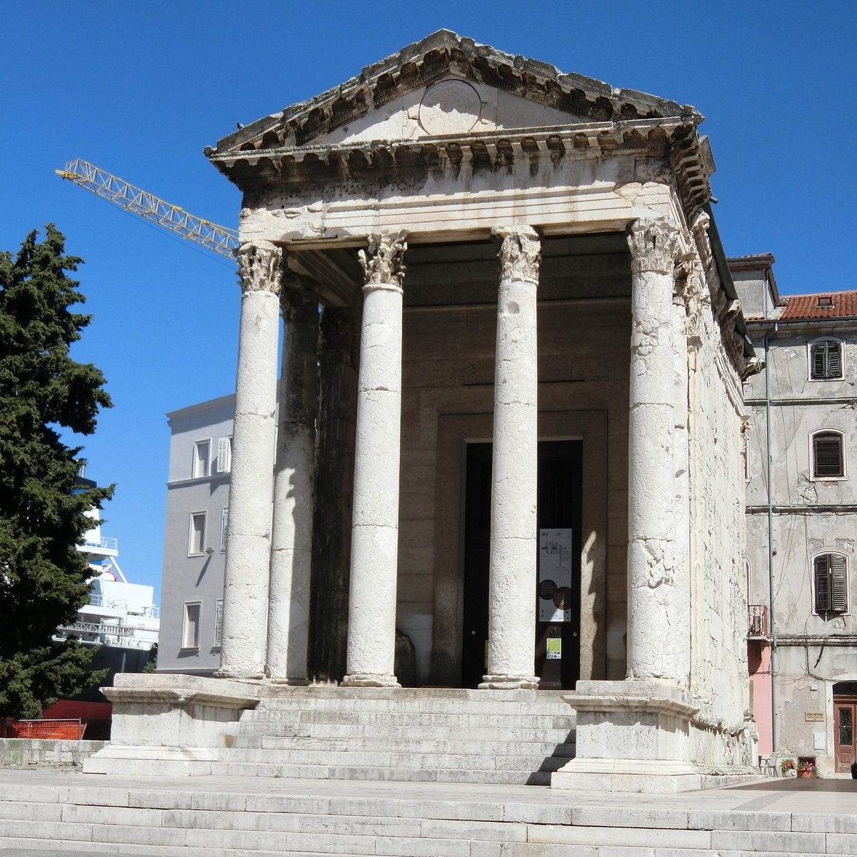 Храм Августа в Пуле (1 век).