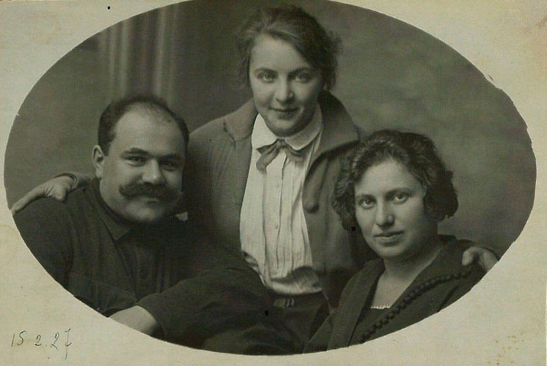 Нарком Иосиф Адамович с Софьей и ее сестрой. 1920-е годы.