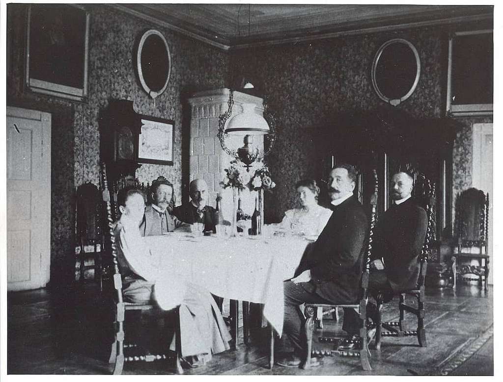 Ежи (Юрий) Чапский с сыновьями и родственниками в гостиной в доме в Прилуках.