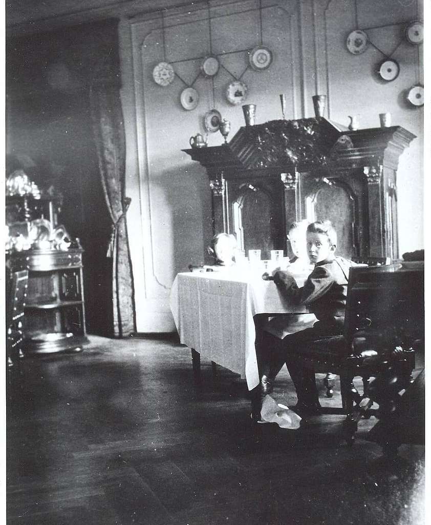 Дети в столовой в доме Чапских в Прилуках.