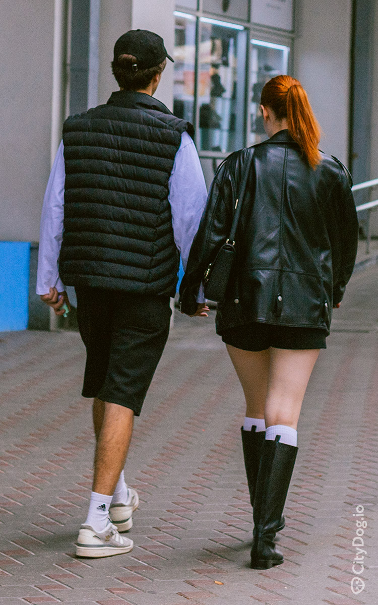 Парень и девушка гуляют по Минску.