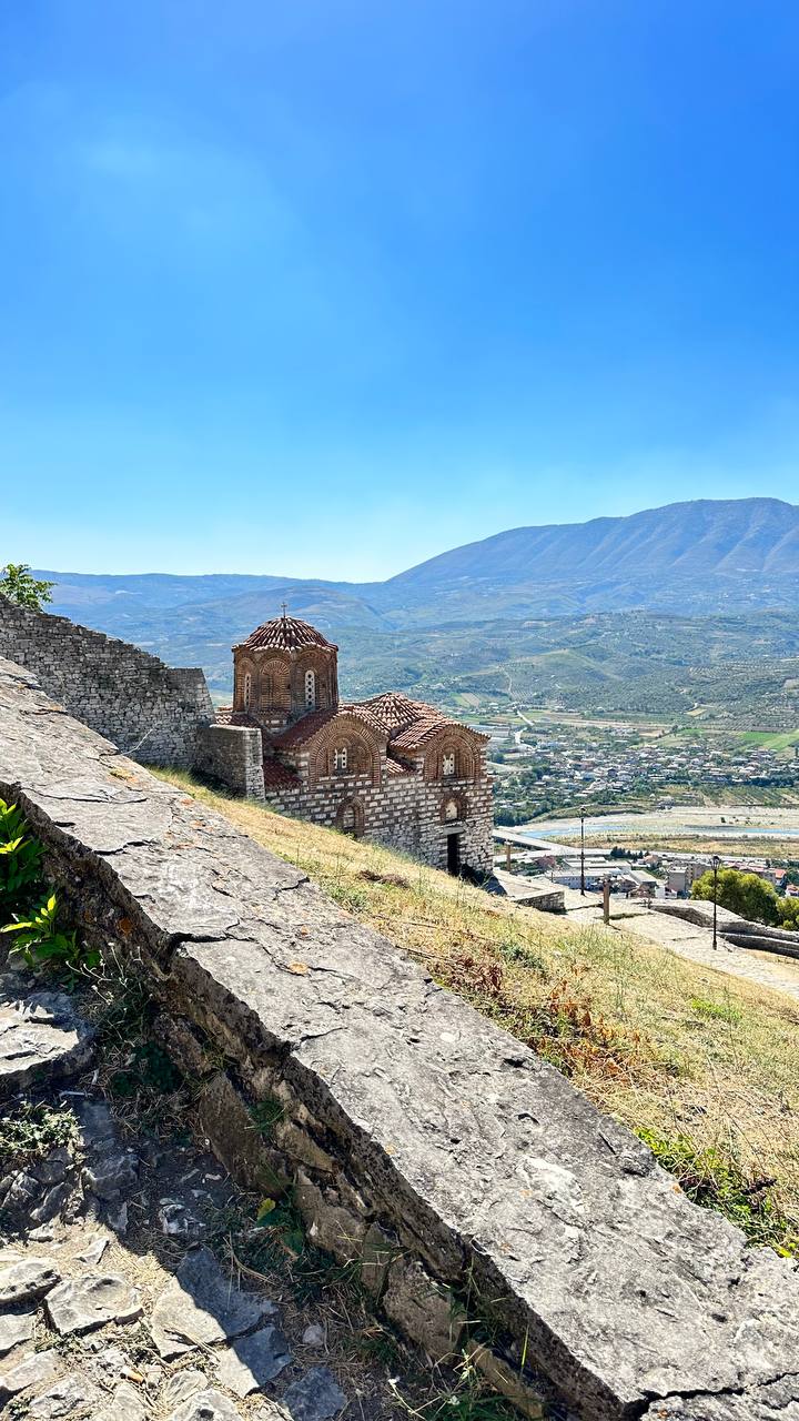 Горы и старинный храм в Албании.
