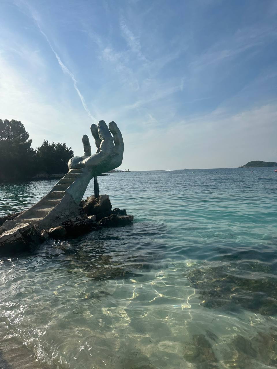 Скульптура в море в Албании.