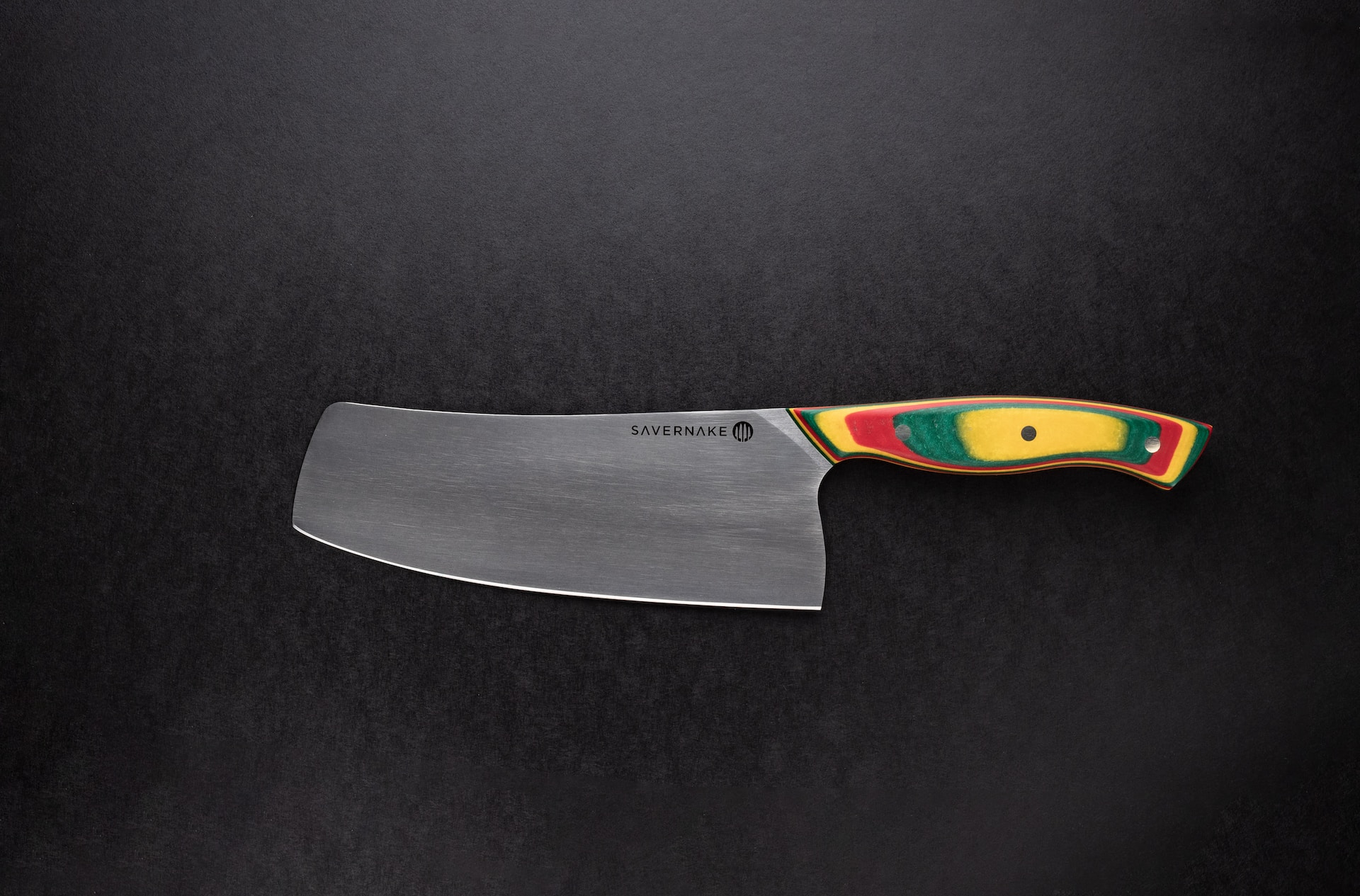 Нож для разделки мяса с цветной рукояткой.