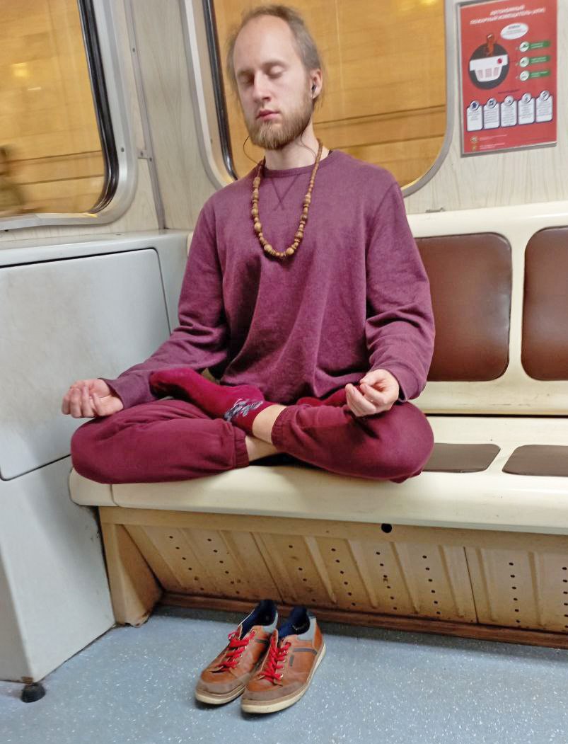 Минчанин в позе лотоса сидит в вагоне минского метро и медитирует.