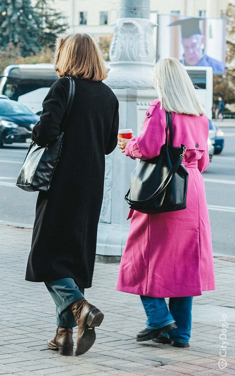 Две девушки в пальто гуляют по Минску.