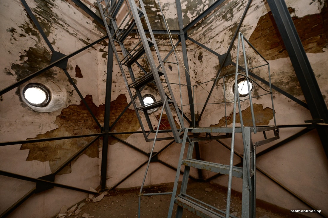 Военная башня на Доме под шпилем: вид изнутри с лестницами.