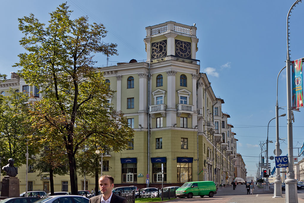 Башня с часами на проспекте Независимости в Минске.