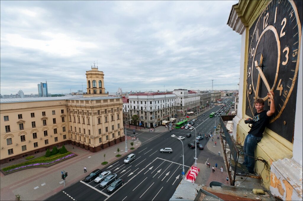 Вид с башни с часами на проспекте Независимости в Минске.