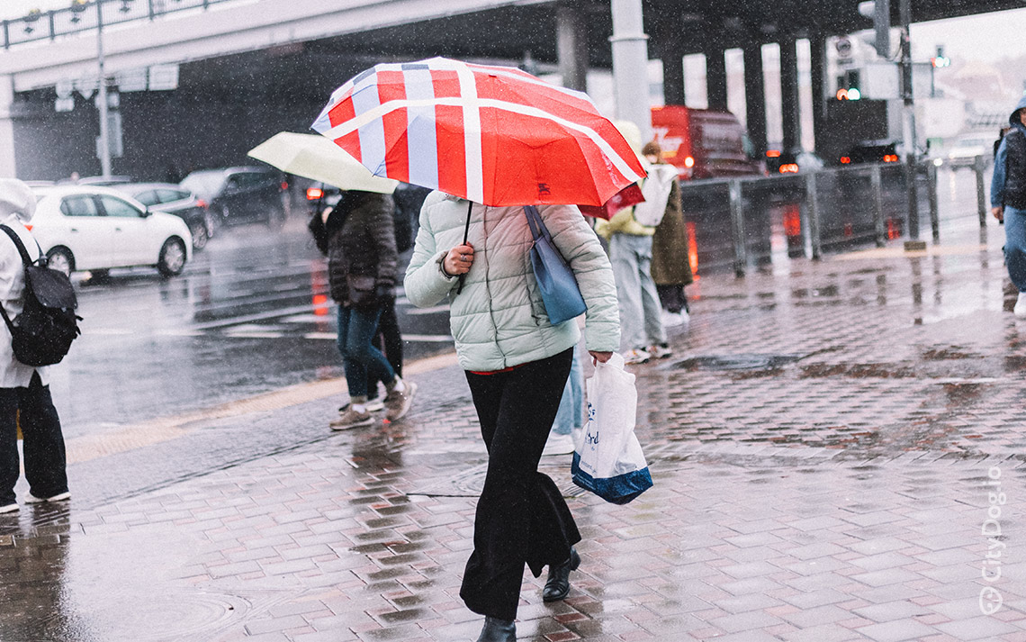 Женщина с зонтиком в полоску.