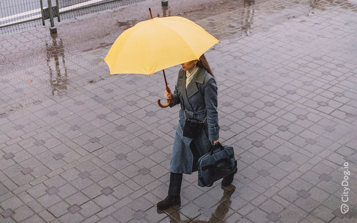 Девушка под желтым зонтом.